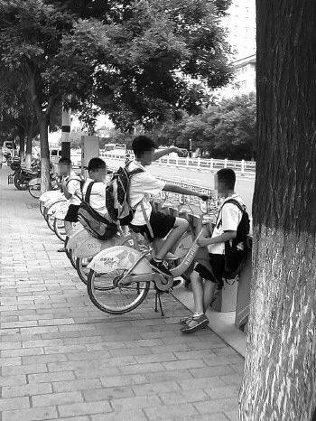 未成年違規(guī)使用公共自行車的現(xiàn)象經(jīng)常發(fā)生。